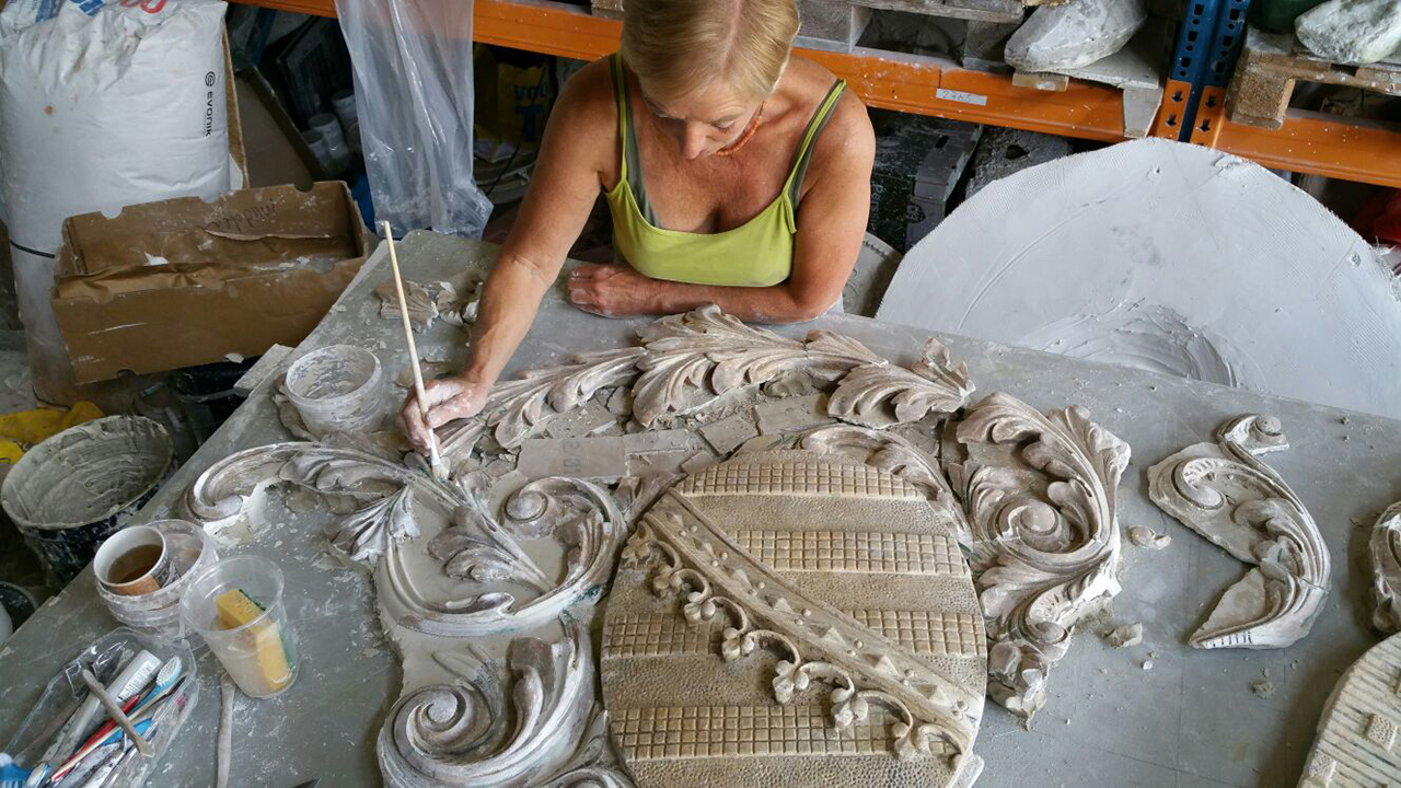 restauratie plafondornamenten Rijksmonument uit 1873. Rode Kruis ziekenhuis te Utrecht. Geschonken door prinses Amalia van Saksen-Weimar