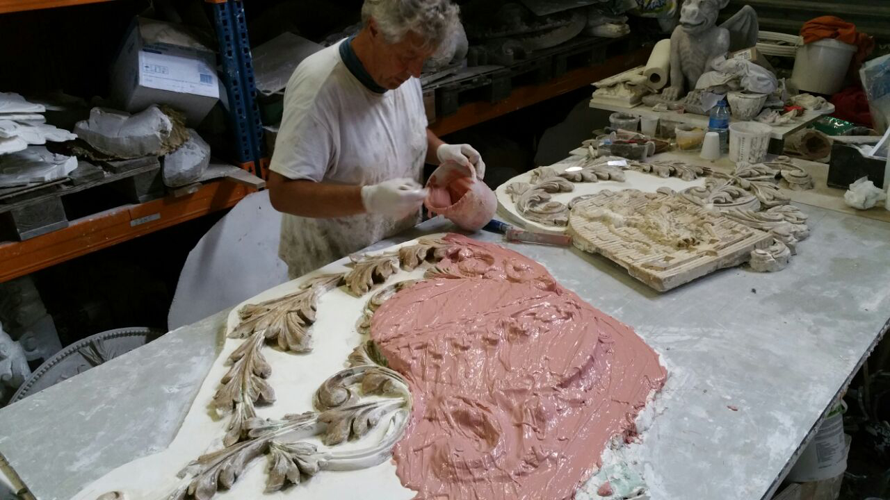 restauratie plafondornamenten Rijksmonument uit 1873. Rode Kruis ziekenhuis te Utrecht. Geschonken door prinses Amalia van Saksen-Weimar
